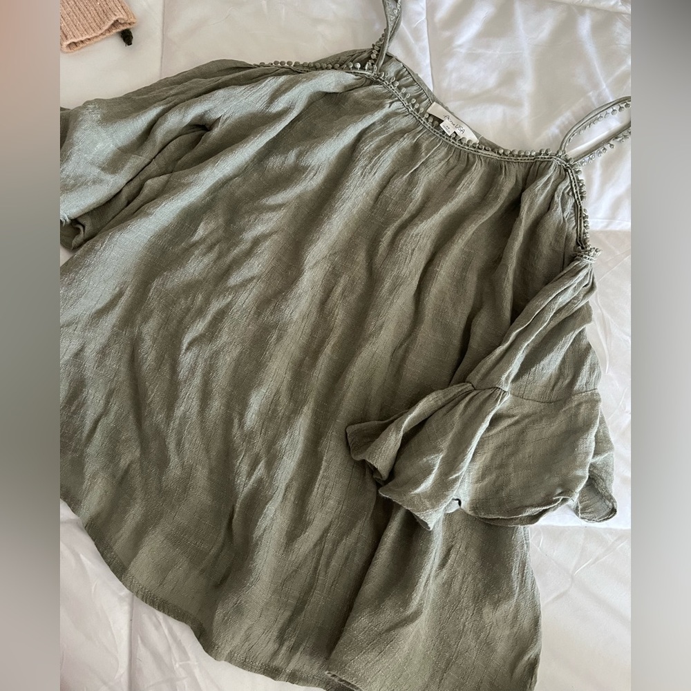Sz Med Green Off shoulder flare shirt.